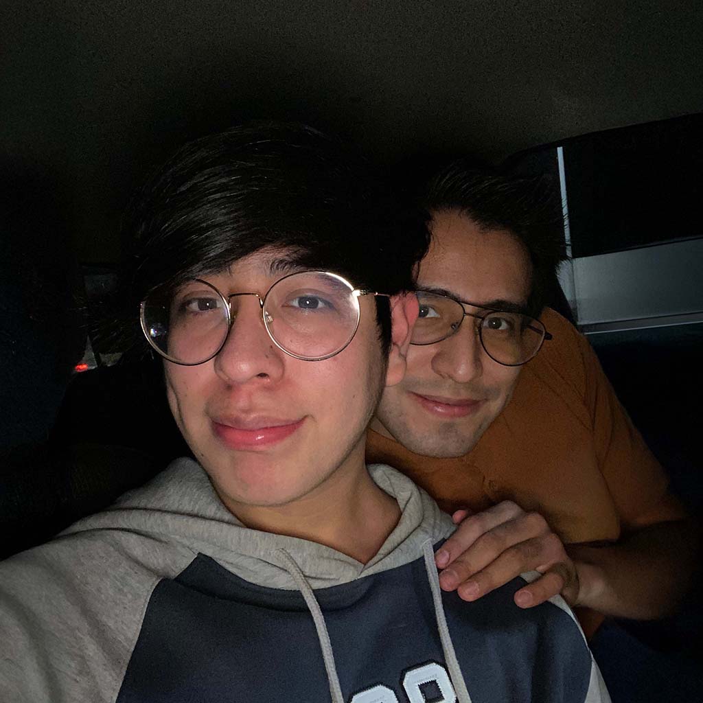 Del 2021; chicos en coche